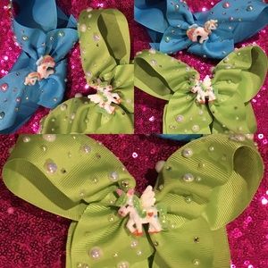 Little girl bows
